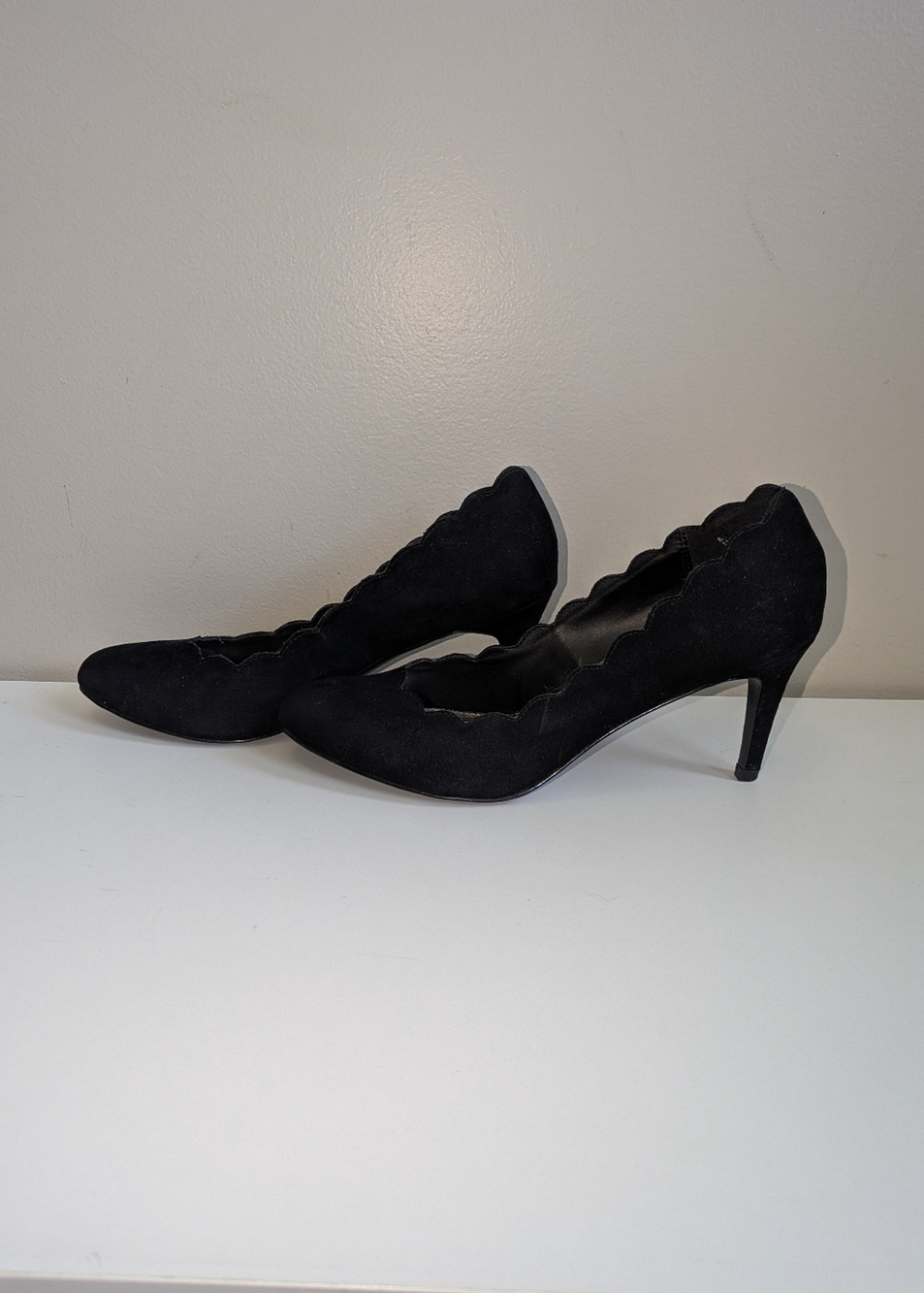 Jeanne Beker Black Scalloped Suede High Heels - Picture 5 of 11